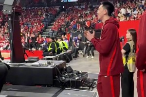 没能入选大名单的胡明轩，赛后在球员通道口等候大家一起庆祝！